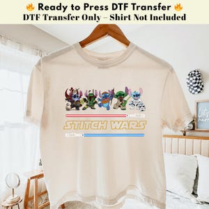 Puede incluir: Camiseta beige con un gr&aacute;fico de personajes de dibujos animados con sables de luz y el texto "STITCH WARS". El texto superior dice "Ready to Press DTF Transfer" y "DTF Transfer Only - Shirt Not Included".