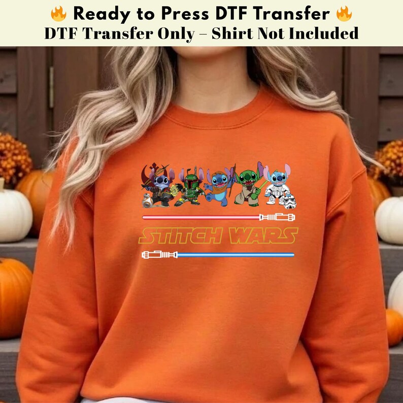 Puede incluir: Sudadera naranja con un dise&ntilde;o de "Stitch Wars", con personajes de dibujos animados y sables de luz. El texto "Ready to Press DTF Transfer" est&aacute; en la parte superior. El dise&ntilde;o incluye personajes con tem&aacute;tica de Star Wars.