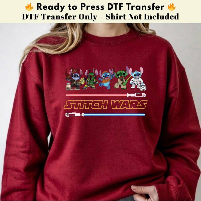 Puede incluir: Una sudadera granate con un gr&aacute;fico de personajes de Stitch vestidos como personajes de Star Wars. El texto "STITCH WARS" est&aacute; debajo de los personajes, con dise&ntilde;os de sables de luz rojos y azules.