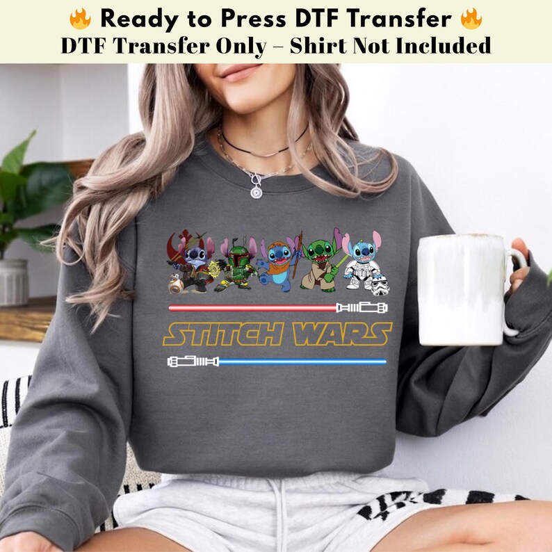 Puede incluir: Una sudadera gris oscuro con un dise&ntilde;o de "Stitch Wars". El dise&ntilde;o presenta varios personajes de Stitch vestidos como personajes de Star Wars, con sables de luz rojos y azules. El texto en la parte superior dice "Ready to Press DTF Transfer".