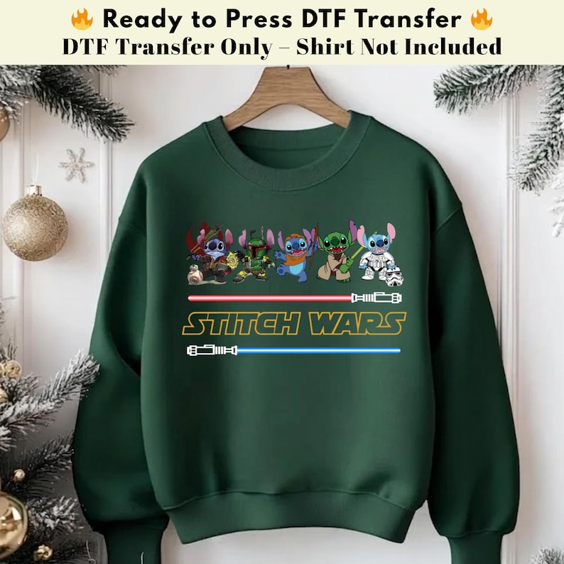 Puede incluir: Una sudadera verde oscuro con un dise&ntilde;o de "Stitch Wars". El dise&ntilde;o incluye personajes de dibujos animados con sables de luz y el texto "STITCH WARS". El texto superior dice "Ready to Press DTF Transfer" y "DTF Transfer Only - Shirt Not Included".