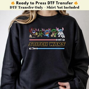 Puede incluir: Sudadera negra con un dise&ntilde;o de "Stitch Wars", con personajes de dibujos animados y sables de luz. El texto superior dice "Ready to Press DTF Transfer" y "DTF Transfer Only - Shirt Not Included". El dise&ntilde;o incluye personajes disfrazados.