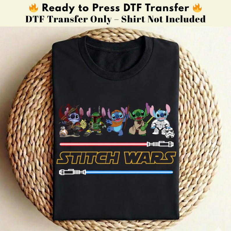 Puede incluir: Camiseta negra con un dise&ntilde;o de "Stitch Wars" que muestra personajes de dibujos animados disfrazados. El dise&ntilde;o incluye l&iacute;neas rojas y azules similares a sables de luz y el texto "STITCH WARS". Es una transferencia DTF.