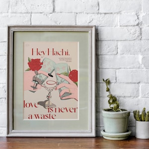 Puede incluir: Una impresión enmarcada con una ilustración rosa y blanca de dos manos sosteniendo un vaso con una rosa roja y un amuleto. El texto dice "Hey Hachi, el amor nunca es una pérdida."