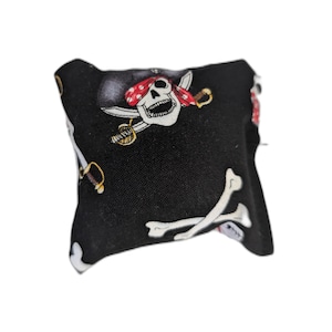 Oreiller d'herbe à chat Pirate's Treasure - Tête de mort et os croisés pour chat fait main avec herbe à chat de qualité supérieure
