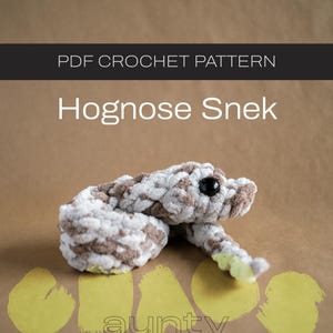 Può includere: Schema di uncinetto PDF per un amigurumi Hognose Snek. Il serpente all'uncinetto è marrone e bianco con occhi neri. Lo schema è disponibile da "aunty"