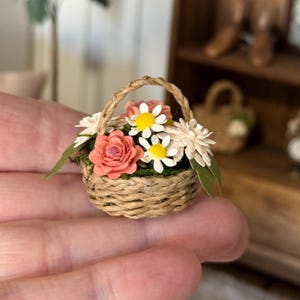 ドールハウスのミニチュア手作り花のバスケット