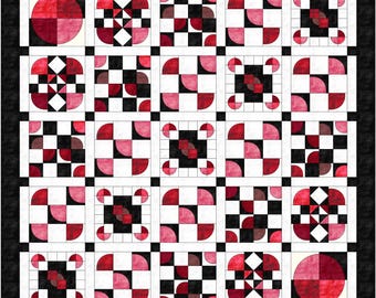 Puede incluir: Un patrón de bloque de colcha con un fondo de tablero de ajedrez blanco y negro y formas geométricas rojas y blancas. El bloque de colcha está formado por 25 cuadrados más pequeños.