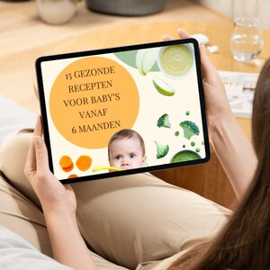 Può includere: Un tablet che mostra una guida alle ricette per l'alimentazione dei bambini. Lo schermo mostra testo in olandese, immagini di alimenti per l'infanzia e il volto di un bambino. Il tablet è tenuto da una persona seduta su un divano.