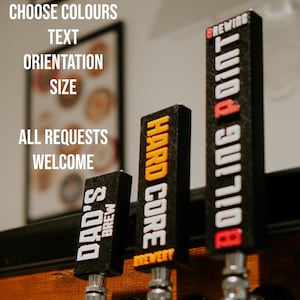 Op de afbeelding: Drie biertappen met zwarte etiketten. De etiketten luiden "Dad's Brew", "Hard Core Brewery" en "Boiling Point Brewing".