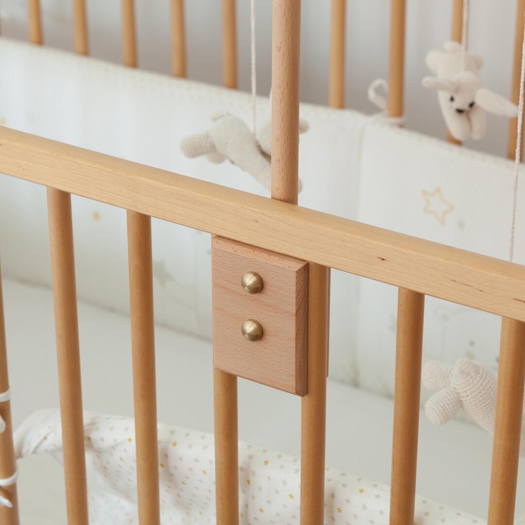 Soporte para móvil de bebé en madera de haya para cuna Sniglar