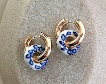 orecchini a cerchio placcati oro con pendenti tondi in ceramica dipinta a mano | orecchini a cerchio spessi e dorati | Ciondolo in ceramica blu Delft | Regalo fidanzata