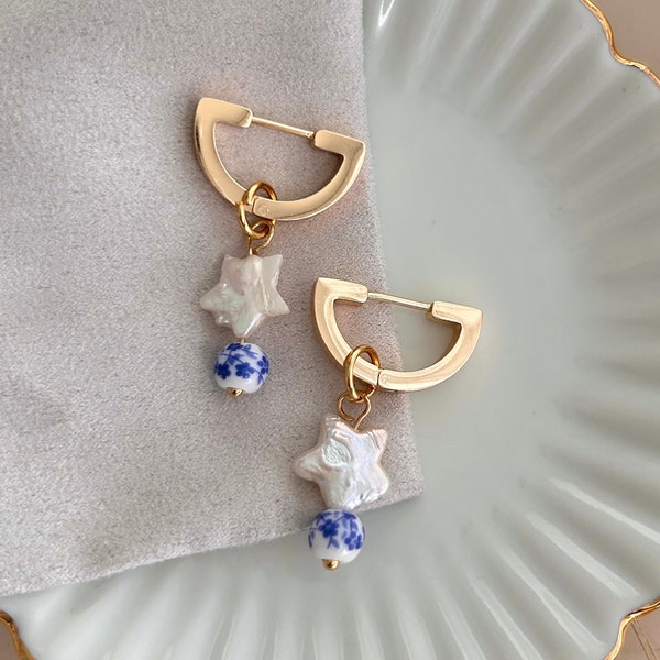 vergoldete Creolen mit Süßwasser Perlen und Keramik Anhänger  | echte Perlen Schmuck | halbkreisförmige, gold Creolen mit Perlen | Geschenk