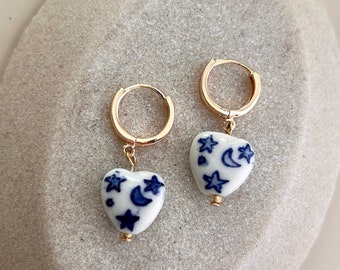 gold-plated hoop earrings with ceramic heart pendant | Huggie earrings | Tulip Delft jewelry | Hoop earrings with white - blue pendant | Gift