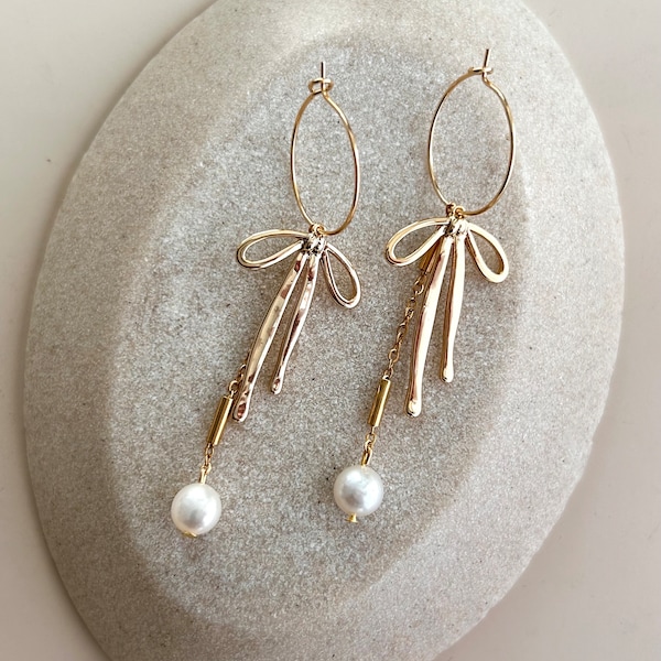vergoldete Creolen mit Schleifen und echten Süßwasser Perlen Anhänger | Braut Ohrringe, Hochzeitsschmuck | Ohrringe mit Schleifen | Geschenk