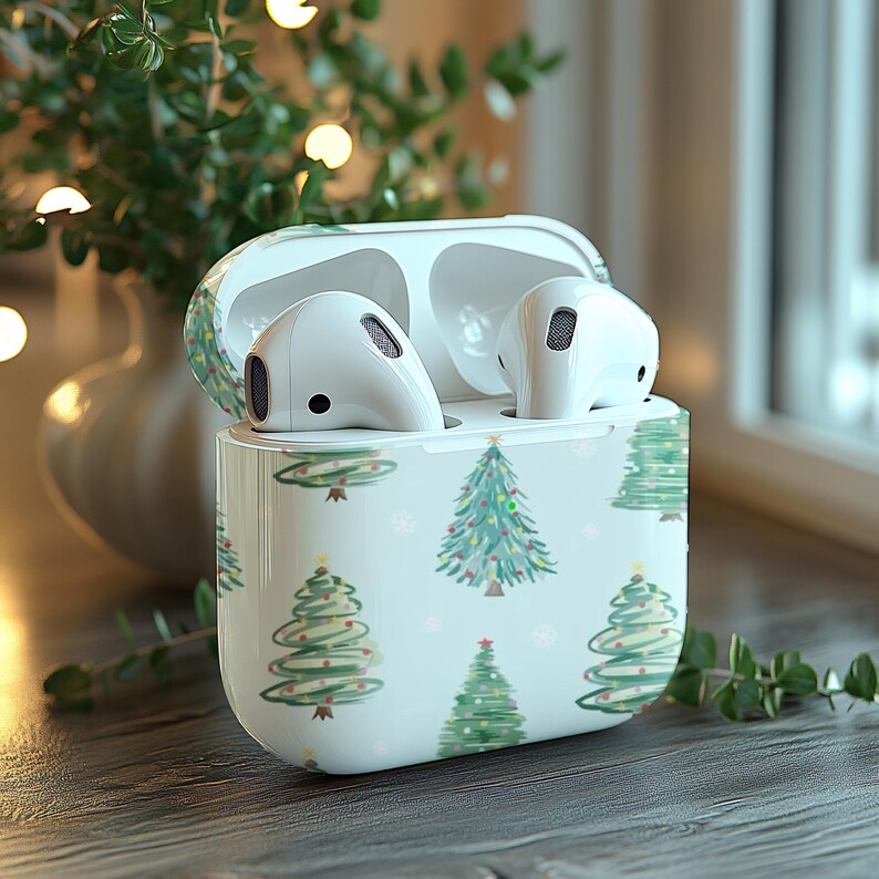 K&ouml;nnte beinhalten: Wei&szlig;e kabellose Ohrh&ouml;rer in einem wei&szlig;en Etui mit einem Weihnachtsbaum-Muster. Das Etui hat einen Klappdeckel und eine kleine &Ouml;ffnung zum Aufladen.