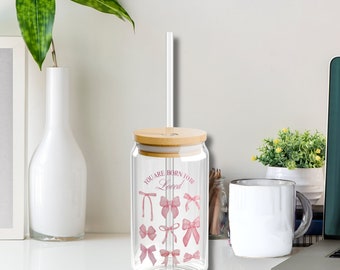 Vaso para beber Coquette: Diseño "Nacido para ser amado", tapa de bambú - 473 ml