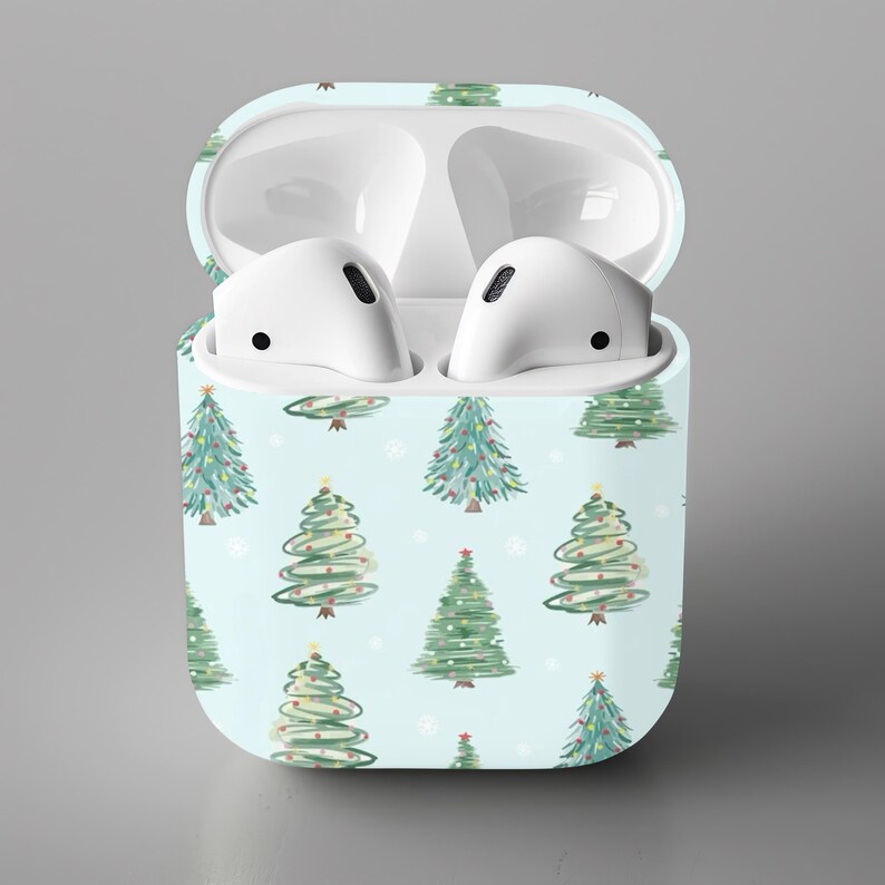 K&ouml;nnte beinhalten: Ein wei&szlig;es Airpods-Case mit hellblauem Hintergrund und einem sich wiederholenden Muster aus gr&uuml;nen Weihnachtsb&auml;umen.