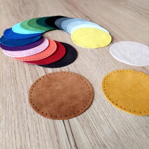 Par runda armbågsknäskydd i italienskt mockaläder - sy-på-lagning