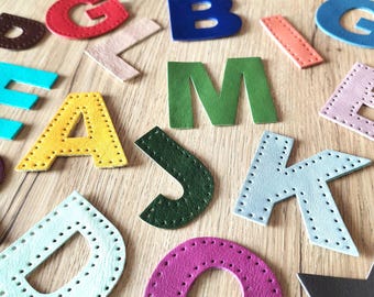 マットレザーの文字パッチ／数字パッチ：子供向け手作りイニシャル、縫い付けまたはステッカータイプ