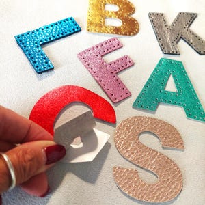 Metallisk bokstavslapp: Handgjord initialapplikation, sy-på eller klistermärke