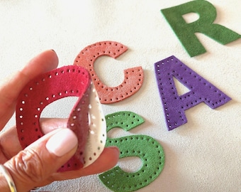 Letterpatch suède: handgemaakte initiaal van appliqué, opnaaien of sticker