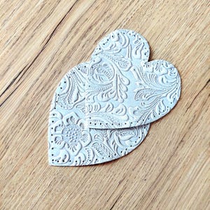 Blommigt präglade armbågs-/knälappar i mocka - Ηεαρτ Reparationsapplikationer