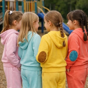 Puede incluir: Un juego de tres cuencos de cerámica anidados en tonos azules, verdes y blancos. Los cuencos presentan un esmalte moteado y un diseño sencillo y moderno. El cuenco más grande mide unos 15 cm de diámetro.