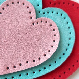 Parches de ante con forma de corazón: Reparaciones de ropa coloridas, perforados o sin perforar.