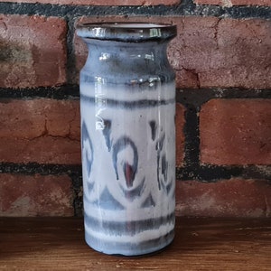 Jarrón de cerámica vintage de Llangollen, alto y pesado, de 21,5 cm de alto, de cerámica galesa, azul y gris, regalo vintage, decoración retro para el hogar.