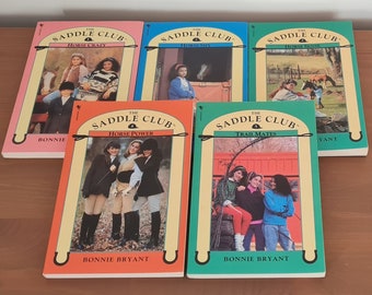 Livres 1 à 5 du Saddle Club, Bonnie Bryant, Bantam Books, années 90, livres pour filles, jeunes adultes, histoires de chevaux, rétro