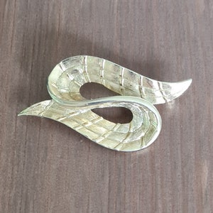 Brosche Vintage Brosche Modernist Brosche Swirl Strukturierte Brosche Gold-Ton-Brosche Gewellt Band Pin Geschenk für Sie Vintage Geschenk Retro Accessoire
