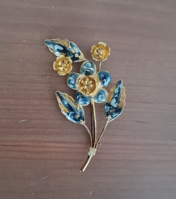 Vintage Gold Tone Filigree Flower Brooch, Enamel … - image 4