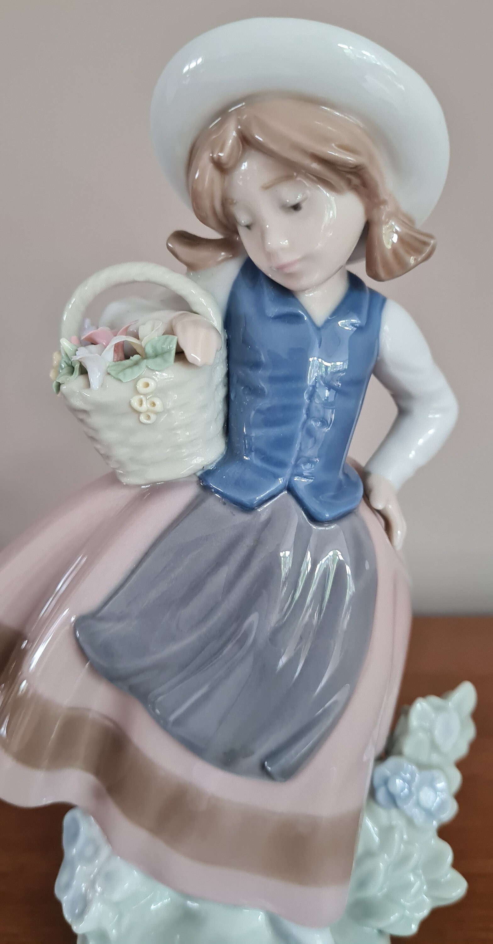 大幅値引き❣️lladro♡sweet and shy 6754 My Little Sweetie Mother Figurine. Matte White | Lladró® USA