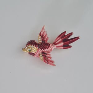 Flying Bird Brooch Red Pink Little Bird Brooch Enamel Gold Tone Cute Bird Pin Gift for Bird Lover Nature Accessory Summer Gift for Her Retro