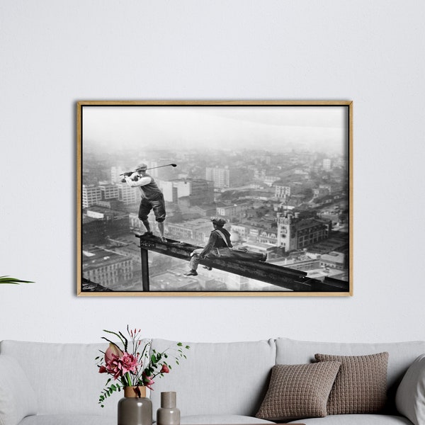 Golf op wolkenkrabber Beam, zwart-witte kunst, golf kunst aan de muur, grappige kunst aan de muur, oude golf foto, vintage kunst aan de muur,