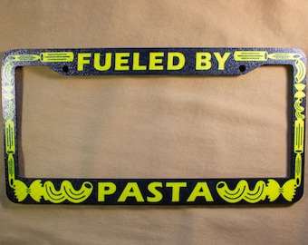 Marco de matrícula "Impulsado por la pasta", decoración para coche con temática gastronómica, accesorio para vehículo con forma de fideos, regalo divertido para amantes de la comida