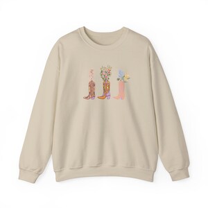 Botas de vaquero florales Gildan Crewneck sudadera, sudadera de botas de vaquera de flores, cuello redondo occidental, idea de regalo, regalo para amigos imagen 7