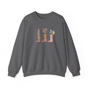 Botas de vaquero florales Gildan Crewneck sudadera, sudadera de botas de vaquera de flores, cuello redondo occidental, idea de regalo, regalo para amigos imagen 10