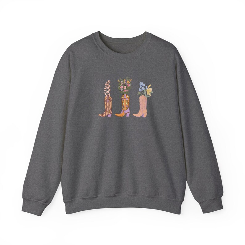 Botas de vaquero florales Gildan Crewneck sudadera, sudadera de botas de vaquera de flores, cuello redondo occidental, idea de regalo, regalo para amigos imagen 10