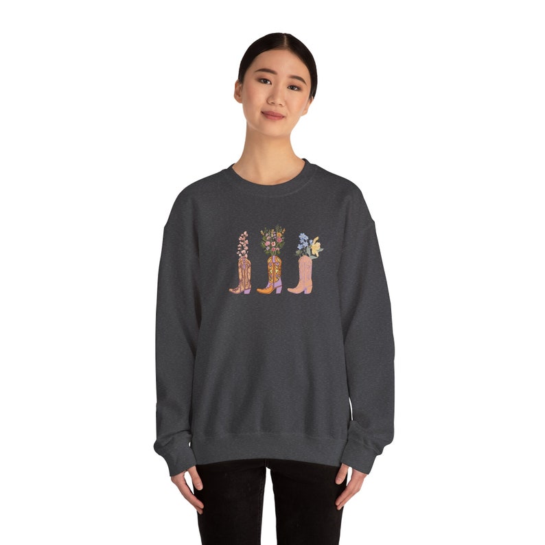 Botas de vaquero florales Gildan Crewneck sudadera, sudadera de botas de vaquera de flores, cuello redondo occidental, idea de regalo, regalo para amigos imagen 5