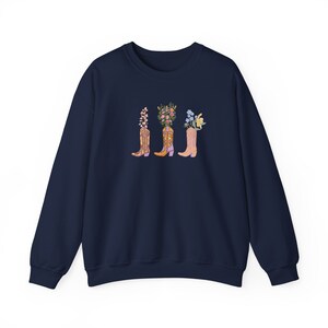 Botas de vaquero florales Gildan Crewneck sudadera, sudadera de botas de vaquera de flores, cuello redondo occidental, idea de regalo, regalo para amigos imagen 6