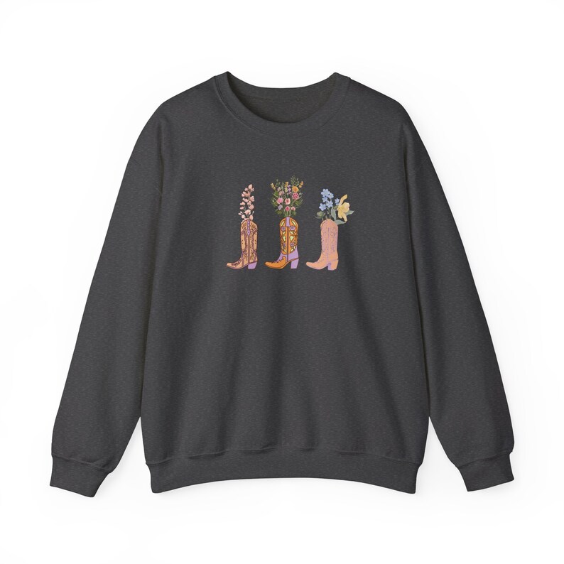 Botas de vaquero florales Gildan Crewneck sudadera, sudadera de botas de vaquera de flores, cuello redondo occidental, idea de regalo, regalo para amigos imagen 4