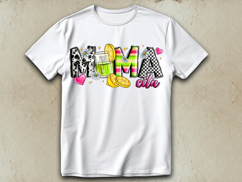 Puede incluir: Camiseta blanca con un dise&ntilde;o gr&aacute;fico colorido que dice "MAMA cita" con un vaso de limonada y limones.