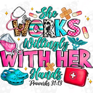 Könnte beinhalten: Ein farbenfrohes Grafikdesign mit dem Text "She Works Willingly With Her Hands Proverbs 31:13". Das Design enthält ein Stethoskop, eine Spritze, eine Erste-Hilfe-Box, ein Pflaster und ein Paar blaue und grüne Clogs.