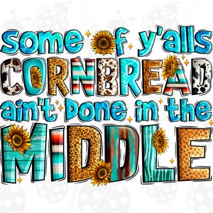 Puede incluir: Un diseño gráfico azul turquesa y marrón con el texto "some of y'alls cornbread ain't done in the middle". El diseño presenta girasoles, estampado de vaca y estampado de leopardo.