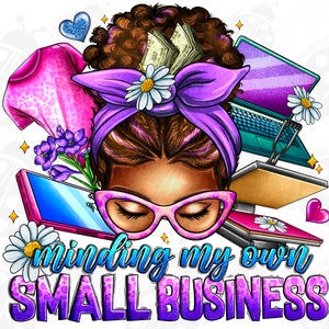 以下が含まれることがあります： 茶色の髪と紫色のヘッドバンドをした女性のデジタルイラスト。彼女はピンク色の眼鏡をかけていて、目を閉じている。「minding my own SMALL BUSINESS」というテキストが紫と青の文字で書かれている。画像には、ラップトップ、ヒートプレス、レオパード柄のピンクのシャツも含まれている。