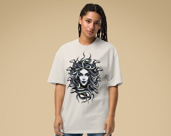 Camiseta extragrande Goddess Drip: ¡Luce el enigma de Medusa en el estilo asesino de la mitología griega para obtener la máxima credibilidad callejera! ¡Mejora tu juego de estilo, familia!