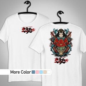 Może przedstawiać: Biała koszulka z japońskim znakiem na przodzie i bardziej szczegółowym wzorem z tyłu. Wzór z tyłu przedstawia kobietę z maską samuraja i mieczami. Tekst z tyłu mówi "忍".