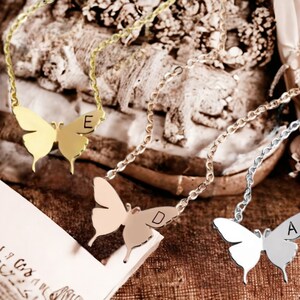 Gargantillas de mariposa Nombre Collar de letra inicial / Regalo del día de San Valentín / Collar de gargantilla en capas de mariposa de oro para mujeres